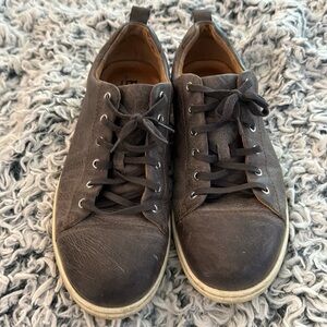 Men’s Born sneakers